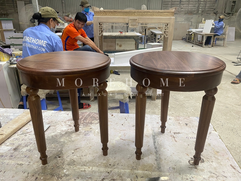 Tại xưởng nội thất Morehome, đôn tròn gỗ óc chó được sản xuất với các chi tiết được chạm khắc tỉ mỉ bởi các thợ lành nghề và các công đoạn được kiểm tra kỹ càng để tạo ra sản phẩm có chất lượng và thẩm mỹ cao.